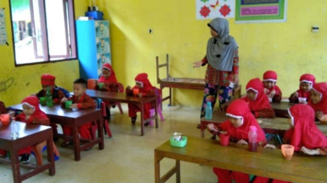 Rusmawati, Sosok Multiperan Pembangun Kemandirian Melalui Program Sanggar Belajar Anak dari Pesisir Serdang Bedagai
